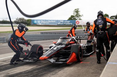 AJ Foyt Racing 'in ekibi, Birmingham AL' daki Berber Motor Sporları Parkı 'nda Alabama' nın Çocukları Grand Prix sırasında bir pit stop gerçekleştirdi..