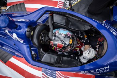 15 Mayıs 2024-Speedway, IN; SANTINO FERRUCCI (14) Woodbury, Connecticut 'ta Indianapolis Yarış Pistinde 108. Koşu antrenmanına hazırlanırken aracına bağlanır..