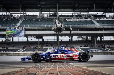 15 Mayıs 2024-Speedway, IN; SANTINO FERRUCCI (14), Indianapolis 500 'ün Speedway, IN' deki 108. Koşu antrenmanı sırasında tuğla bahçesini geçer..
