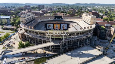 Neyland Stadyumu 'nun hava manzarası Tennessee Nehri' nin oluşturduğu ve 100.000 'den fazla taraftarın oturduğu devasa, ikonik bir yapıyı gözler önüne seriyor..