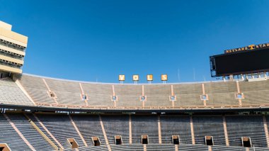 Neyland Stadyumu 'nun hava manzarası Tennessee Nehri' nin oluşturduğu ve 100.000 'den fazla taraftarın oturduğu devasa, ikonik bir yapıyı gözler önüne seriyor..