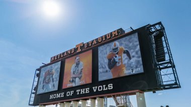 Neyland Stadyumu 'nun hava manzarası Tennessee Nehri' nin oluşturduğu ve 100.000 'den fazla taraftarın oturduğu devasa, ikonik bir yapıyı gözler önüne seriyor..