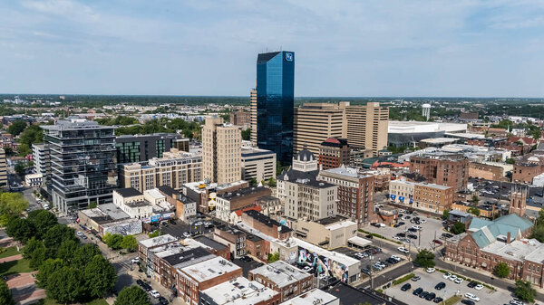 Вид с воздуха на Лексингтон, КИ: оживленный город, известный как "Лошадиная столица мира", где расположены известные ипподромы и уважаемые университеты.