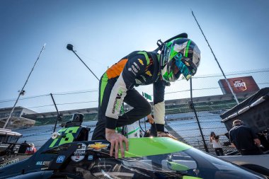 Arrecifes, Arrecifes 'den AGUSTIN HUGO CANAPINO (78), Indianapolis 500' ün 108. Koşu antrenmanına hazırlanırken aracına bağlanıyor..