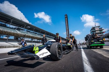 Juncos Hollinger Racing Chevrolet 'nin ekibi yarış arabalarını Indianapolis 500' ün 108. koşusu için yarışa hazırlıyor..