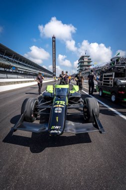 Juncos Hollinger Racing Chevrolet 'nin ekibi yarış arabalarını Indianapolis 500' ün 108. koşusu için yarışa hazırlıyor..