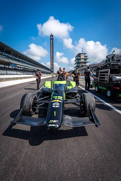 stock image The crew of Juncos Hollinger Racing Chevrolet prepare their race car to qualify for the 108th Running of the Indianapolis 500 at the Indianapolis Motor Speedway in Speedway IN.