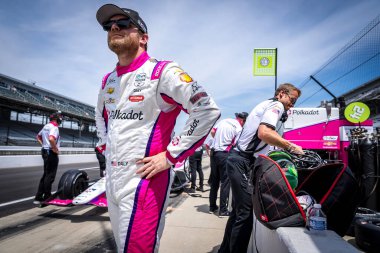 Noblesville, Indiana 'dan CONOR DALY (24) Indy 500 için Speedway, IN' deki Indianapolis Motor Yarış Pisti 'nde pratik yapmaya hazırlanıyor..