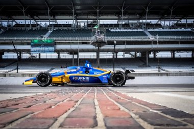 Bridgetown 'dan KYFFIN SIMPSON (R) (4), Barbados Indy 500 için Speedway, IN' deki Indianapolis Motor Yarış Pisti 'nde yapılan antrenman sırasında tuğla avlusunu geçer..