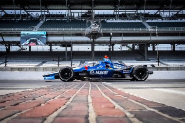 Nazareth, Pennsylvania 'dan MARCO ANDRETTI (98), Speedway, IN' deki Indianapolis Motor Yarış Pisti 'nde Indy 500 için yapılan antrenman sırasında tuğla avlusunu geçiyor..