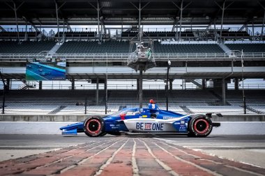 Stockholm, İsveç 'ten LINUS LUNDQVIST (R) (8), Speedway, IN' deki Indianapolis Motor Yarış Pisti 'nde Indy 500 için yapılan antrenman sırasında tuğla avlusunu geçiyor..