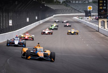 Cambridge, İngiltere 'den CALLUM ILOTT (6), Speedway, IN' de Indy 500 'ün antrenman oturumu sırasında Indianapolis Motor Speedway' de ön sıralardan geliyor..