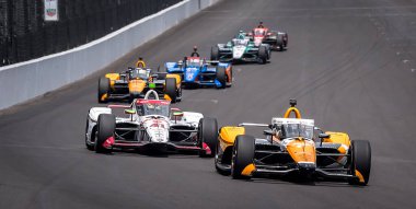 Nevada City, Kaliforniya 'dan ALEXANDER ROSSI (7), yarış pisti Indy 500' ün antrenman oturumu sırasında Indianapolis Motor Yarış Pisti 'nde ön sıralardan geliyor..