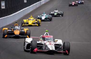 Payette, Idaho 'dan STING RAY ROBB (41), Speedway, IN' deki Indy 500 antrenmanı sırasında Indianapolis Motor Speedway 'in ön sırasından geliyor..