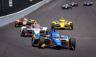 Bridgetown, Barbados 'tan KYFFIN SIMPSON (R) (4), Speedway, IN' deki Indy 500 antrenmanı sırasında Indianapolis Motor Speedway 'de ön sıralardan geliyor..
