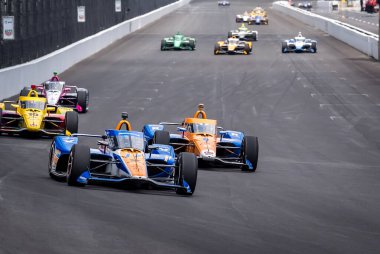 Elk Grove, Kaliforniya 'dan KYLE LARSON (17), yarış pisti Indy 500' ün antrenman oturumu sırasında Indianapolis Motor Yarış Pisti 'nin ön kısmına geliyor..