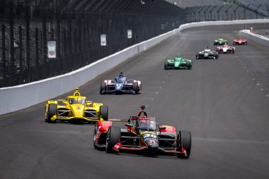 Miami, Florida 'dan PIETRO FITTIPALDI (30), Speedway, IN' deki Indy 500 antrenmanı sırasında Indianapolis Motor Speedway 'de ön sıralardan geliyor..