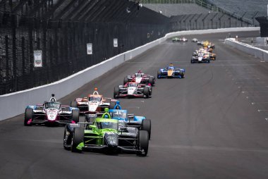 Hollanda 'nın Hoofddorp kentinden RINUS (21), Speedway, IN' deki Indy 500 antrenmanı sırasında Indianapolis Motor Speedway 'de ön sıralardan geliyor..