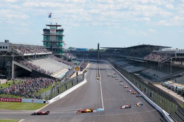 Auckland, Yeni Zelanda 'dan NTT INDYCAR SERIES sürücüsü, SCOTT DIXON (9), Indianapolis Motor Yarış Pisti IN' deki Sonsio Grand Prix tatbikatı sırasında dönüşler boyunca seyahat eder..