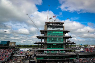 Bir grup askeri uçak Indianapolis Motor Yarış Pisti 'nde bir üstgeçit gerçekleştirerek Indianapolis Yarışı' nın 108. koşusuna ev sahipliği yapıyor..