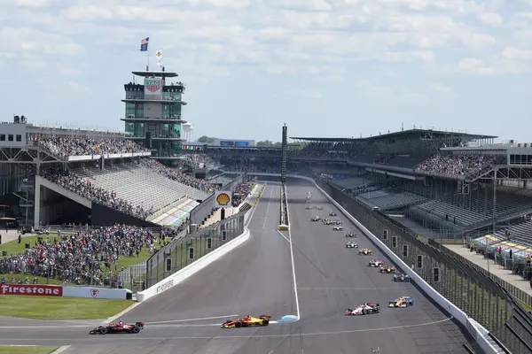 Auckland, Yeni Zelanda 'dan NTT INDYCAR SERIES sürücüsü, SCOTT DIXON (9), Indianapolis Motor Yarış Pisti IN' deki Sonsio Grand Prix tatbikatı sırasında dönüşler boyunca seyahat eder..