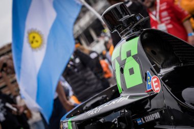 Jun 02, 2024-Detroit, MI; NTT INDYCAR SERIES sürücüsü, Arrecifes 'in AGUSTIN HUGO CANAPINO (78), Arjantin Detroit MI' deki Detroit Grand Prix 'inden önce ulusal marşı temsil ediyor..