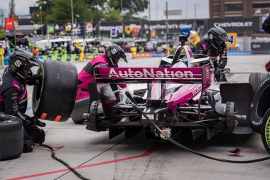 Brezilya, Sao Paulo 'dan HELIO CASTRONEVES (66) Detroit, MI' deki Detroit Caddeleri üzerindeki Detroit Grand Prix 'si sırasında servis için pit road' a gelir..