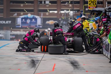 Brezilya, Sao Paulo 'dan HELIO CASTRONEVES (66) Detroit, MI' deki Detroit Caddeleri üzerindeki Detroit Grand Prix 'si sırasında servis için pit road' a gelir..