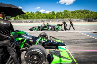 Juncos Hollinger Racing Chevrolet ekibi yarış arabalarını Elkhart Lake WI 'deki Road America' daki XPEL Grand Prix için hazırlıyor..