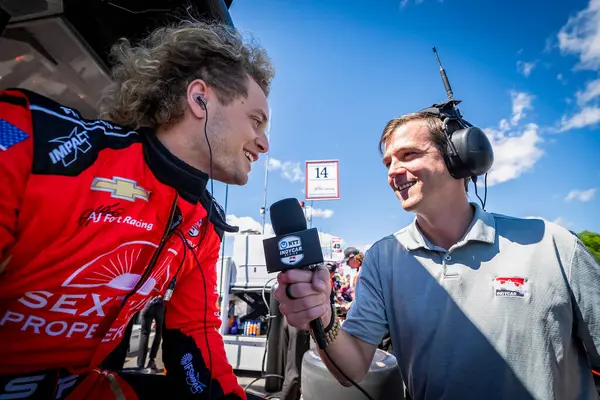 Woodbury, Connecticut 'tan NTT INDYCAR SERIES sürücüsü SANTINO FERRUCCI (14), Elkhart Lake, WI' deki Road America 'da düzenlenen XPEL Grand Prix sırasında medyaya bir röportaj verdi..