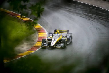 Valencia, Kaliforniya 'dan COLTON HERTA (26), Elkhart Gölü, WI' deki Road America 'da oynanan ıslak tatbikat sırasında 12. virajdan (Kanada Köşesi) geçiyor..