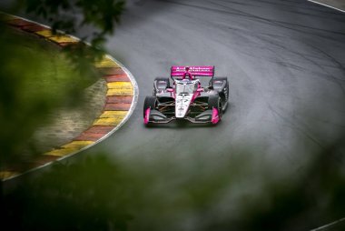 Jüpiter, Florida 'dan KYLE KIRKWOOD (27), Elkhart Gölü, WI' deki Road America 'da düzenlenen ıslak tatbikat sırasında 12. virajdan (Kanada Köşesi) geçiyor..