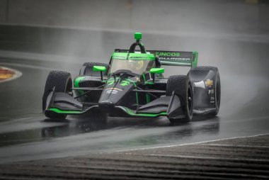 İsviçre Cenevre 'nin Romain GROSJEAN (77), Elkhart Gölü, WI' deki Road America 'da düzenlenen ıslak tatbikat sırasında 12. virajdan (Kanada Köşesi) geçiyor..