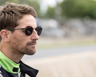 NTT INDYCAR SERIES sürücüsü, ROMAIN GROSJEAN (77), İsviçre Elkhart Gölü WI 'deki Road America' da XPEL Grand Prix yarışına hazırlanırken hayranlarıyla fotoğraf çekiyor ve poz veriyor.