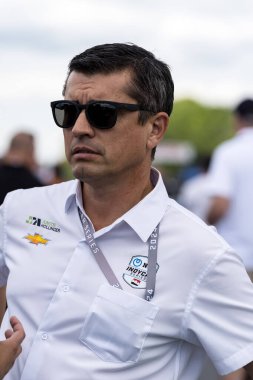 NTT INDYCAR SERIES sürücüsü, Cenevre, İsviçre 'li ROMAIN GROSJEAN (77), Elkhart Gölü, WI' deki Road America 'daki XPEL Grand Prix öncesinde takım sahibiyle konuşur..