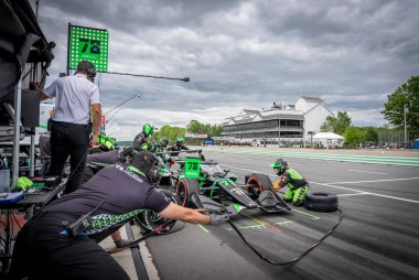 Yedek sürücü, NOLAN SIEGEL (78) Palo Alto, Kaliforniya 'dan Elkhart Gölü, WI' deki Road America 'da XPEL Grand Prix sırasında servis için geliyor..