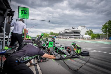 Yedek sürücü, NOLAN SIEGEL (78) Palo Alto, Kaliforniya 'dan Elkhart Gölü, WI' deki Road America 'da XPEL Grand Prix sırasında servis için geliyor..