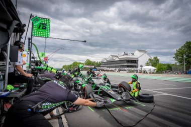 Yedek sürücü, NOLAN SIEGEL (78) Palo Alto, Kaliforniya 'dan Elkhart Gölü, WI' deki Road America 'da XPEL Grand Prix sırasında servis için geliyor..