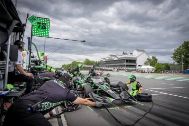 Yedek sürücü, NOLAN SIEGEL (78) Palo Alto, Kaliforniya 'dan Elkhart Gölü, WI' deki Road America 'da XPEL Grand Prix sırasında servis için geliyor..