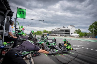 Yedek sürücü, NOLAN SIEGEL (78) Palo Alto, Kaliforniya 'dan Elkhart Gölü, WI' deki Road America 'da XPEL Grand Prix sırasında servis için geliyor..