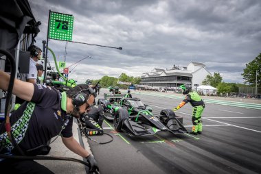 Yedek sürücü, NOLAN SIEGEL (78) Palo Alto, Kaliforniya 'dan Elkhart Gölü, WI' deki Road America 'da XPEL Grand Prix sırasında servis için geliyor..