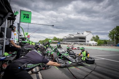 Yedek sürücü, NOLAN SIEGEL (78) Palo Alto, Kaliforniya 'dan Elkhart Gölü, WI' deki Road America 'da XPEL Grand Prix sırasında servis için geliyor..
