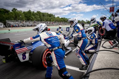 İsveç, Stockholm 'den LINUS LUNDQVIST (R) (8), Elkhart Gölü, WI' de bulunan Road America 'da XPEL Grand Prix sırasında servis için çukur yoluna gelir..