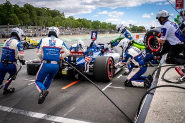 İsveç, Stockholm 'den LINUS LUNDQVIST (R) (8), Elkhart Gölü, WI' de bulunan Road America 'da XPEL Grand Prix sırasında servis için çukur yoluna gelir..