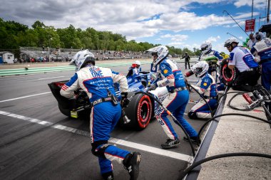 İsveç, Stockholm 'den LINUS LUNDQVIST (R) (8), Elkhart Gölü, WI' de bulunan Road America 'da XPEL Grand Prix sırasında servis için çukur yoluna gelir..