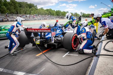 İsveç, Stockholm 'den LINUS LUNDQVIST (R) (8), Elkhart Gölü, WI' de bulunan Road America 'da XPEL Grand Prix sırasında servis için çukur yoluna gelir..