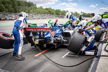 İsveç, Stockholm 'den LINUS LUNDQVIST (R) (8), Elkhart Gölü, WI' de bulunan Road America 'da XPEL Grand Prix sırasında servis için çukur yoluna gelir..