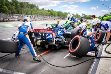 İsveç, Stockholm 'den LINUS LUNDQVIST (R) (8), Elkhart Gölü, WI' de bulunan Road America 'da XPEL Grand Prix sırasında servis için çukur yoluna gelir..