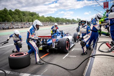 İsveç, Stockholm 'den LINUS LUNDQVIST (R) (8), Elkhart Gölü, WI' de bulunan Road America 'da XPEL Grand Prix sırasında servis için çukur yoluna gelir..