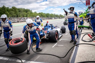 İsveç, Stockholm 'den LINUS LUNDQVIST (R) (8), Elkhart Gölü, WI' de bulunan Road America 'da XPEL Grand Prix sırasında servis için çukur yoluna gelir..